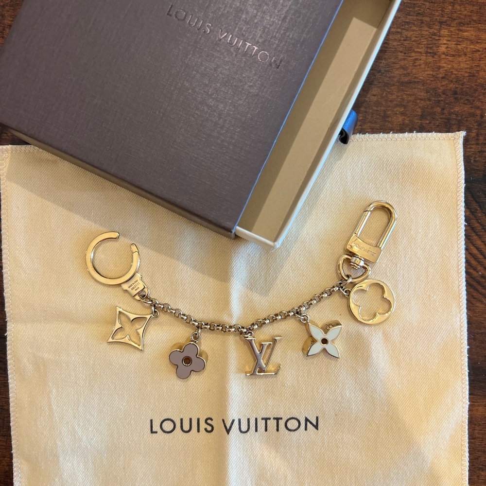 Louis Vuitton Chain Bag Charm Fleur de Monogram Gold